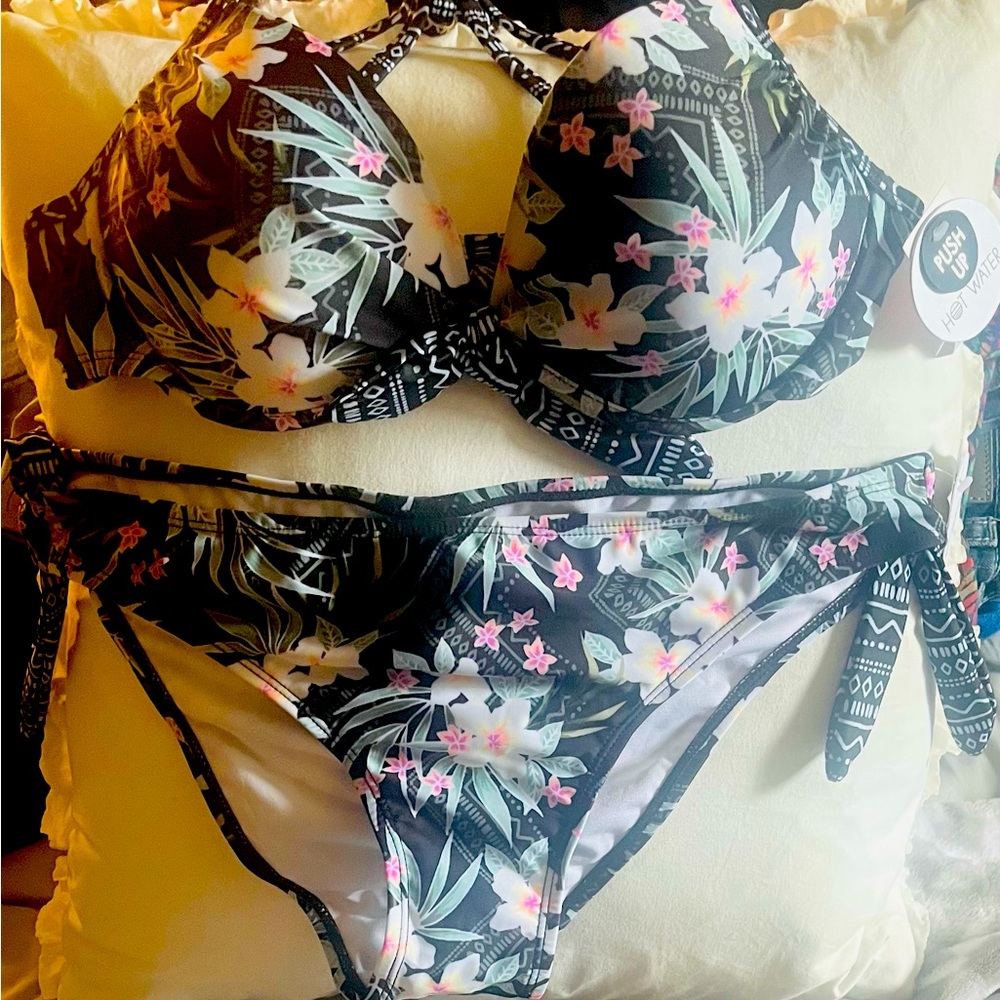 Hot Water women’s bikini LG- never worn